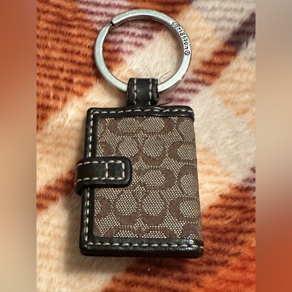 Authentic Coach Vintage Signature Brown Leather Photo Keychain! - Picture 3 of 4